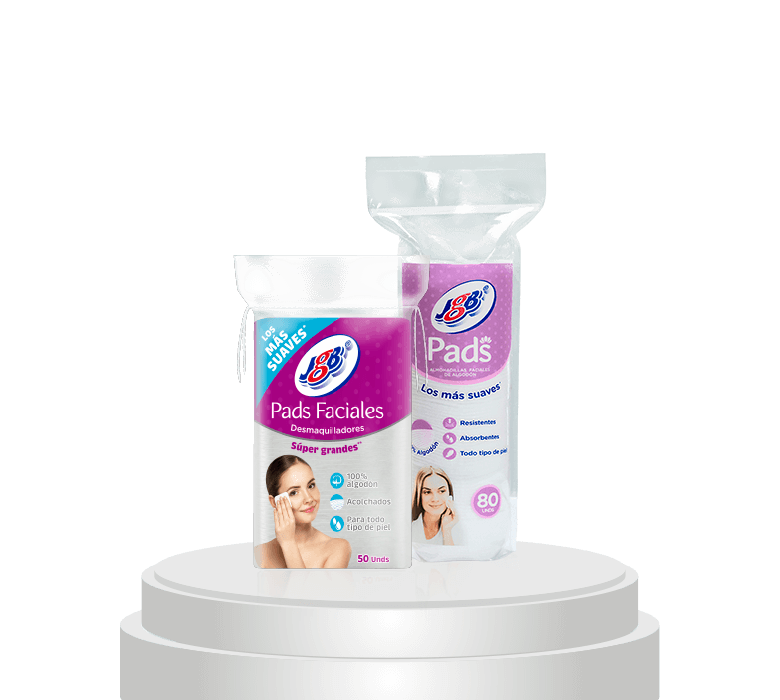 Empaque de Pads Faciales JGB y empaque de Pads JGB colocados juntos sobre un pedestal blanco con fondo gris claro