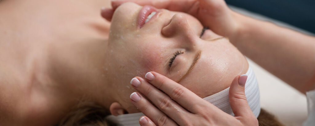 Persona disfrutando de un tratamiento de hidratación facial en un spa