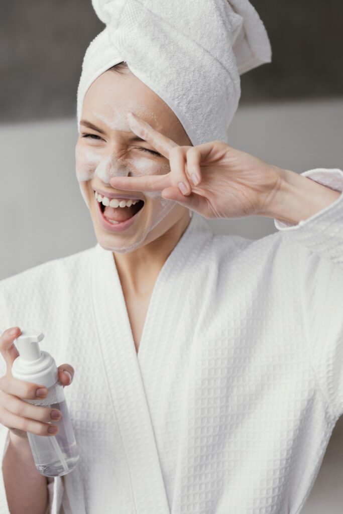 Aplicación de tónico facial durante una rutina diaria de cuidado de la piel para mantener el rostro fresco y equilibrado.
