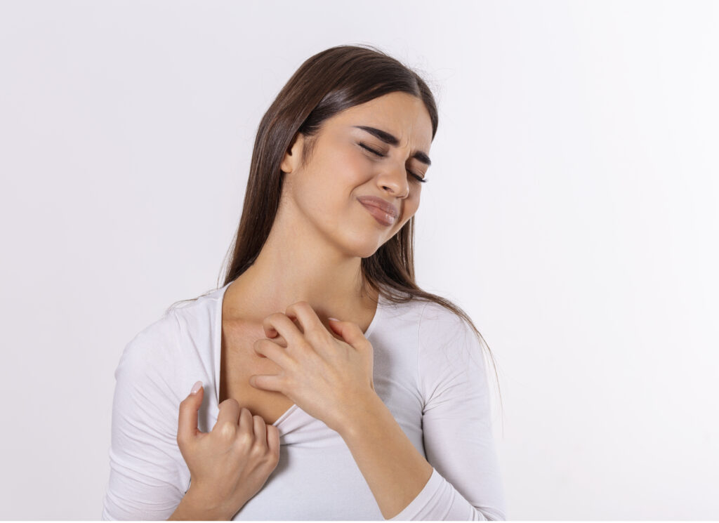 Mujer con irritración en el cuerpo.