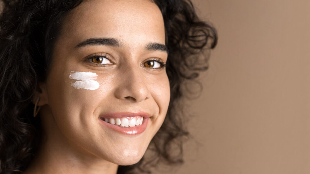 Rutina de cuidado facial para proteger la piel de los rayos UV y la luz artificial.