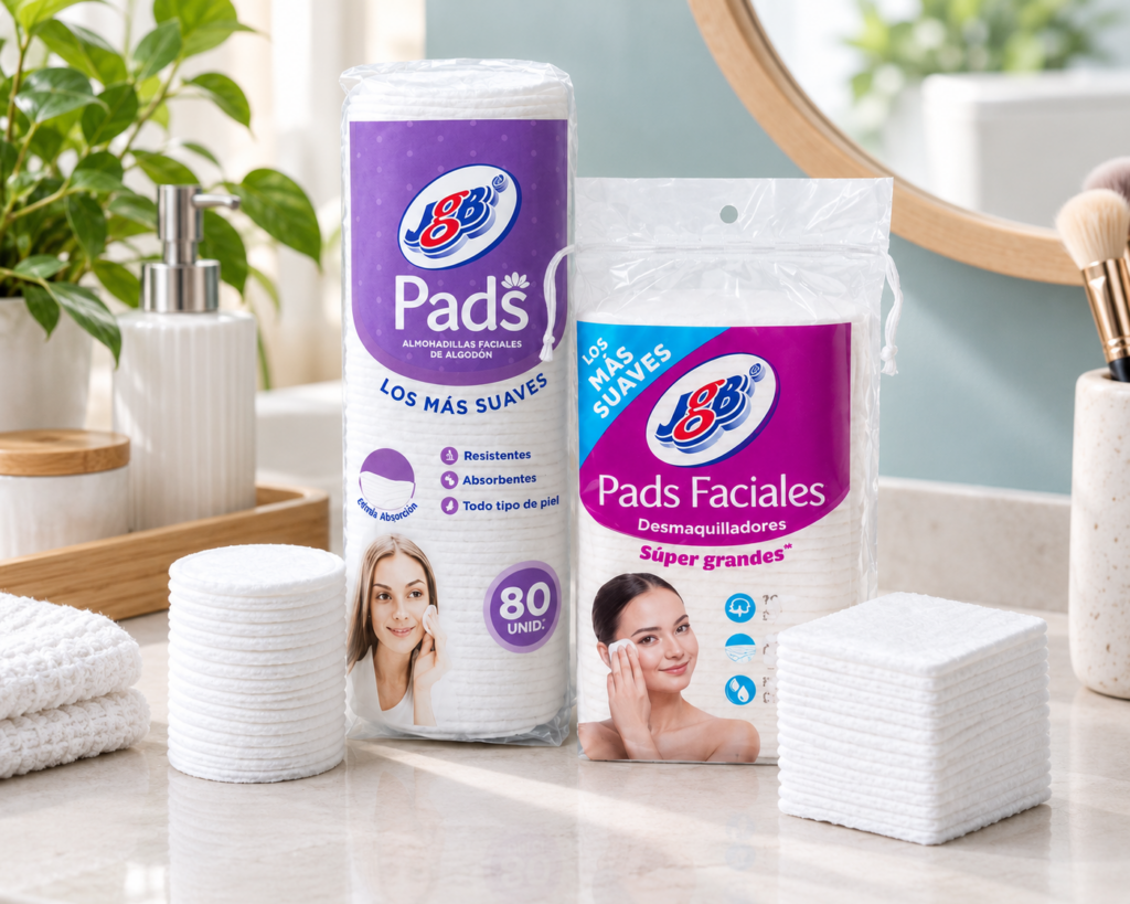 Empaque de Pads Faciales JGB sobre una superficie de baño